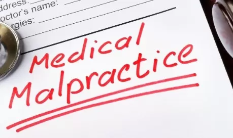 What to Expect When Working With a Medical Malpractice Lawyer